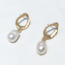 Load image into Gallery viewer, Gold Freshwater Pearl Earrings