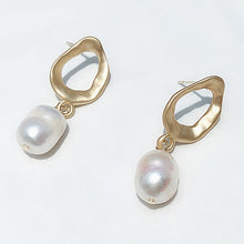 Load image into Gallery viewer, Gold Freshwater Pearl Earrings
